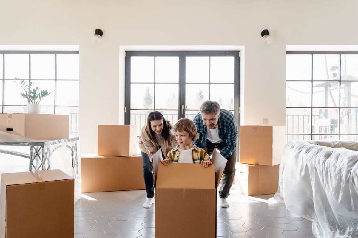 Equipo retirando muebles de un piso