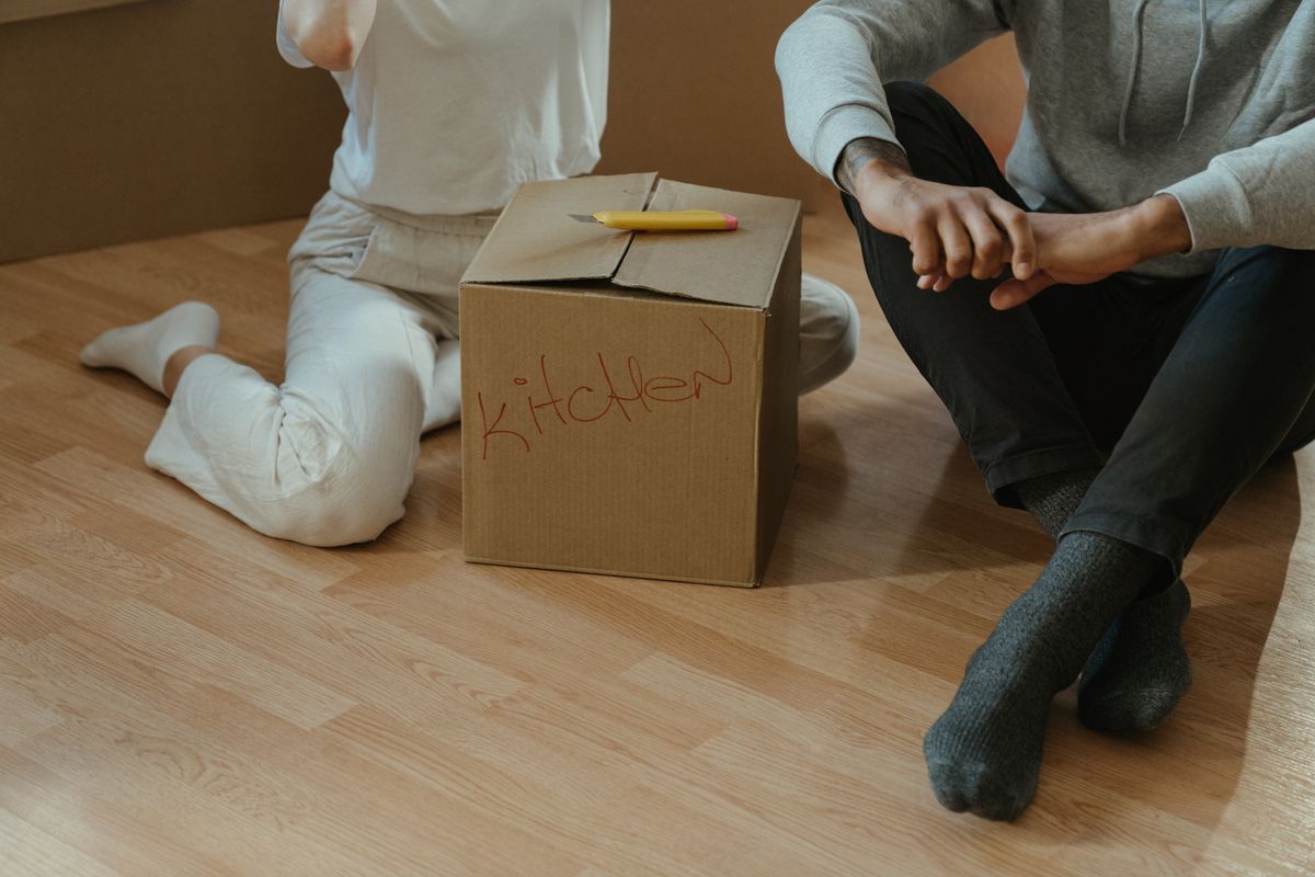 Cajas de mudanza en un piso